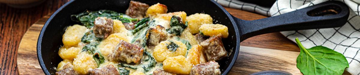 Gratin de gnocchi, chipolatas & épinards